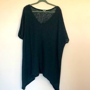 Long dark green sweater. Size medium/large. Ecoté.